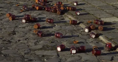 У Львові невідомий розтрощив простір памʼяті про загиблих військовополонених