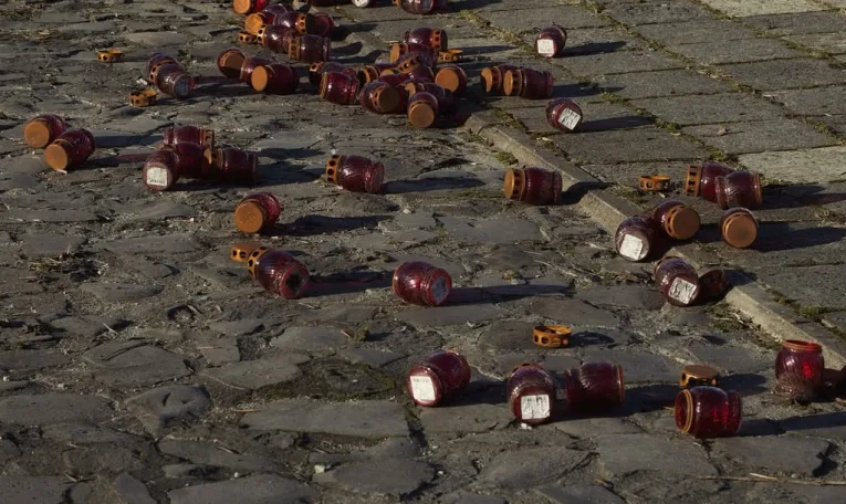 У Львові невідомий розтрощив простір памʼяті про загиблих військовополонених