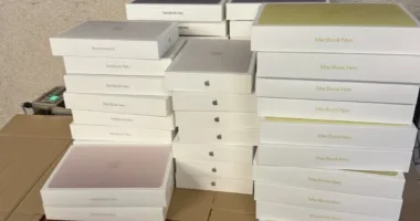 На Львівщину намагались ввезти незадекларовані 54 ноутбуки MacBook
