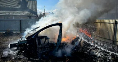 На Львівщині авто згоріло через спалювання сухої трави