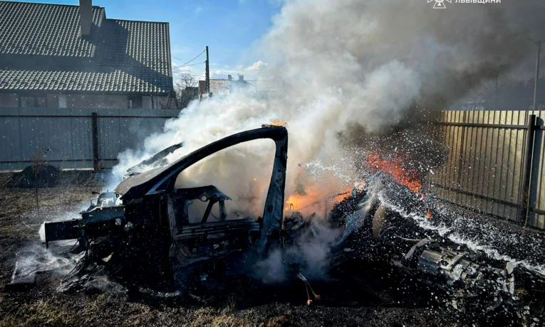 На Львівщині авто згоріло через спалювання сухої трави