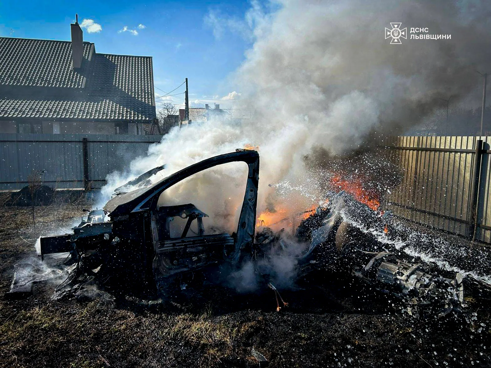 На Львівщині авто згоріло через спалювання сухої трави