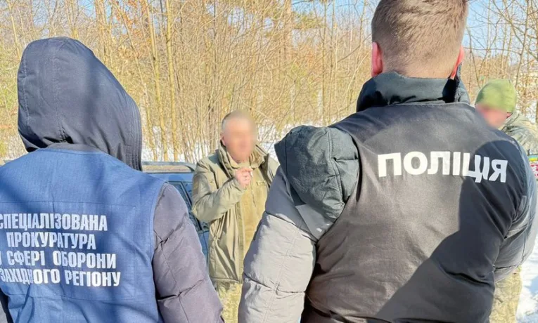 На Львівщині затримали посадовця військової частини, який вимагав хабар від підлеглого за непереведення на фронт