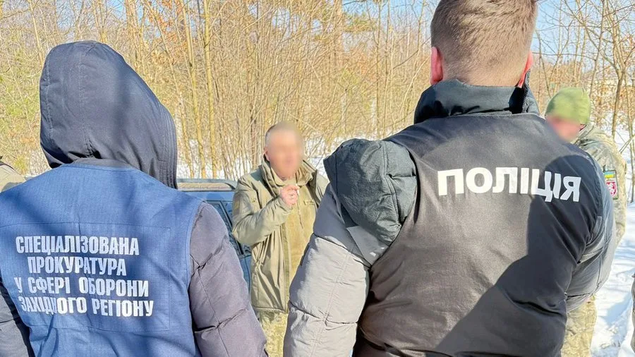 На Львівщині затримали посадовця військової частини, який вимагав хабар від підлеглого за непереведення на фронт