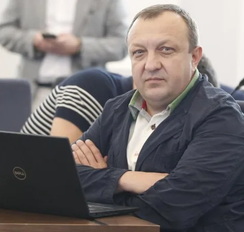 Депутат Львівської міськради задекларував понад 100 тисяч доларів готівки та купив Tesla