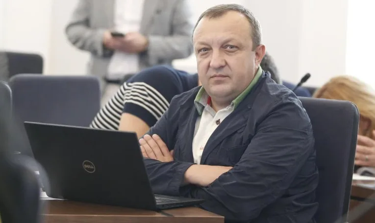 Депутат Львівської міськради задекларував понад 100 тисяч доларів готівки та купив Tesla