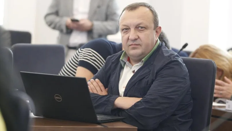 Депутат Львівської міськради задекларував понад 100 тисяч доларів готівки та купив Tesla