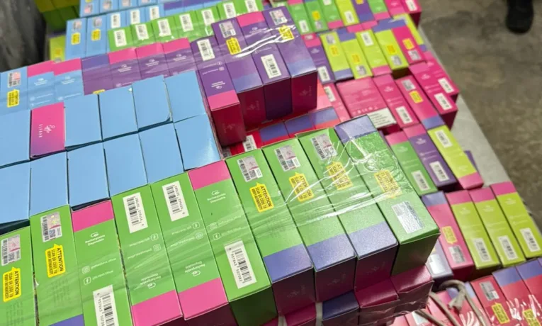 На кордоні у «Шегинях» митники виявили електронні сигарети на 700 тисяч гривень, заховані у даху мікроавтобуса