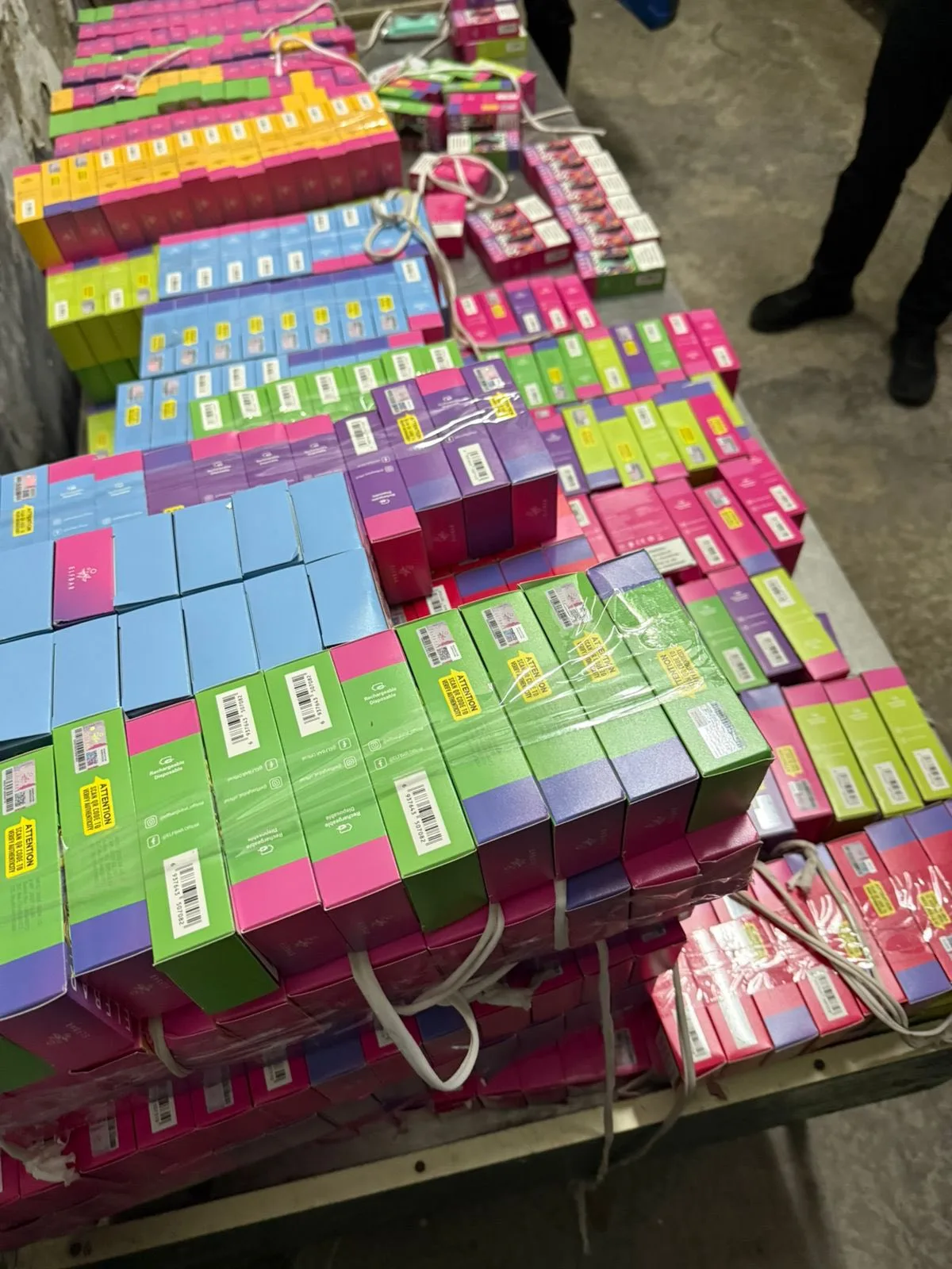 На кордоні у «Шегинях» митники виявили електронні сигарети на 700 тисяч гривень, заховані у даху мікроавтобуса