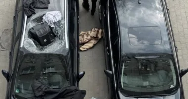 У Львові п’яний чоловік викинув телевізор із шостого поверху і пошкодив авто