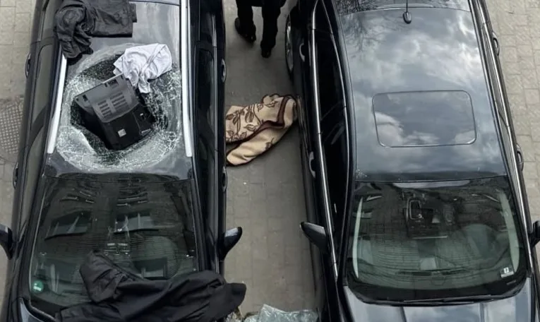 У Львові п’яний чоловік викинув телевізор із шостого поверху і пошкодив авто