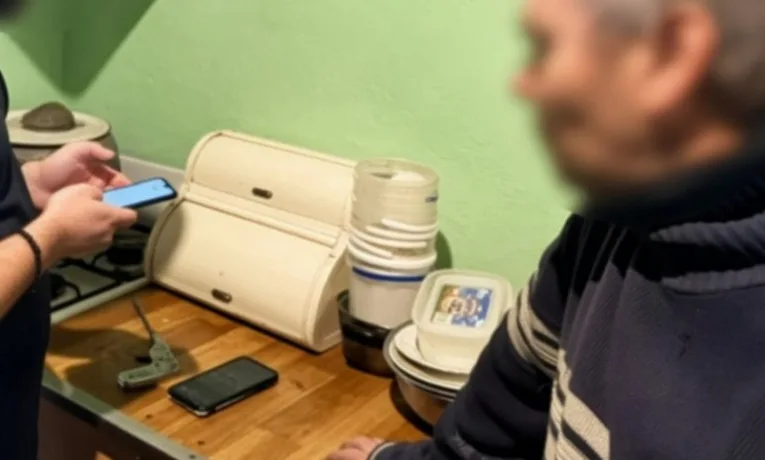 48-річний чоловік змусив дівчинку зі Львівщини надсилати йому інтимні фото та відео