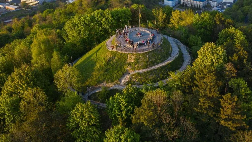 У Львові провели обшуки у «Парку Високий Замок»: розслідують незаконну вирубку зелених насаджень