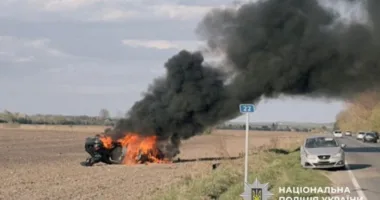 На Львівщині через ДТП згорів вщент позашляховик Audi Q8