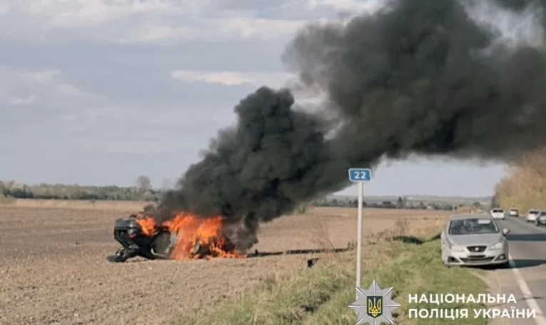 На Львівщині через ДТП згорів вщент позашляховик Audi Q8