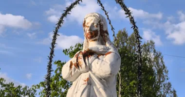 Поліція шукає вандалів, які спаплюжили фігуру Богородиці в центрі Жовкви