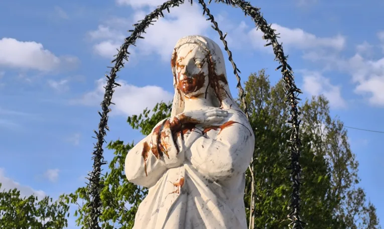 Поліція шукає вандалів, які спаплюжили фігуру Богородиці в центрі Жовкви