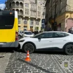 Водійка Volkswagen збила у Львові 17-річну дівчину і зіткнулася з автобусом