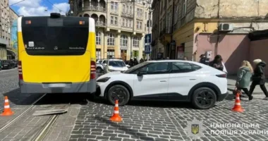Водійка Volkswagen збила у Львові 17-річну дівчину і зіткнулася з автобусом