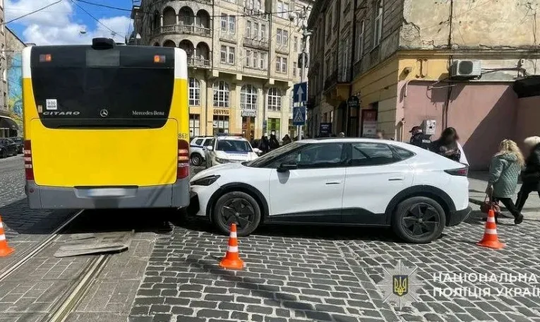 Водійка Volkswagen збила у Львові 17-річну дівчину і зіткнулася з автобусом