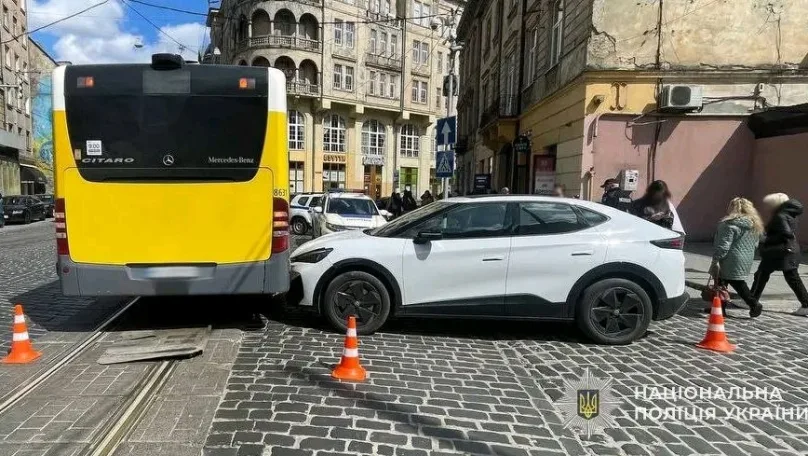 Водійка Volkswagen збила у Львові 17-річну дівчину і зіткнулася з автобусом