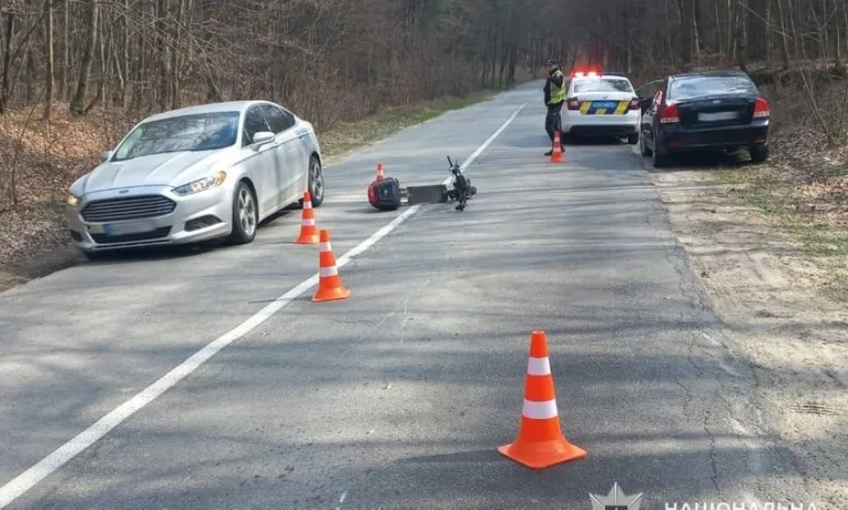 На Львівщині 27-річна жінка потрапила до реанімації внаслідок падіння з електросамоката