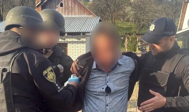 На Львівщині чоловік вистрілив з рушниці в односельця і втік до лісу