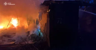 У Львові рятувальники ліквідували пожежу в гаражному кооперативі