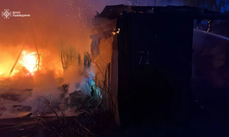 У Львові рятувальники ліквідували пожежу в гаражному кооперативі