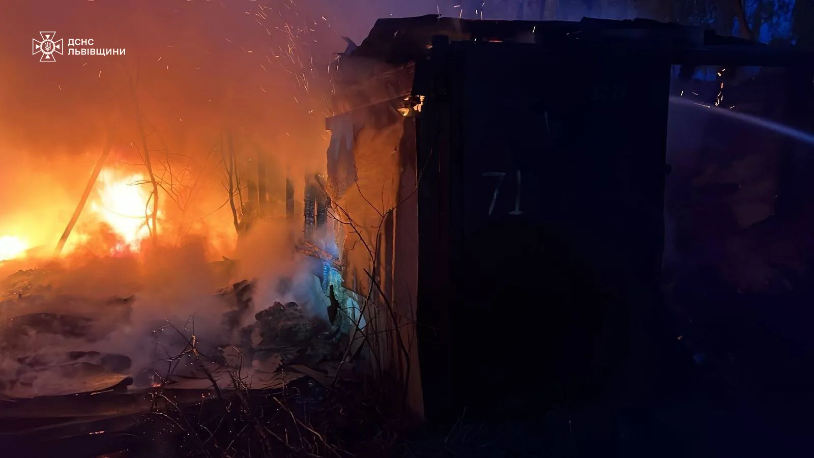 У Львові рятувальники ліквідували пожежу в гаражному кооперативі