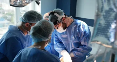 На Львівщині лікарі видалили в пацієнтки кісту яєчника розміром з баскетбольний м’яч