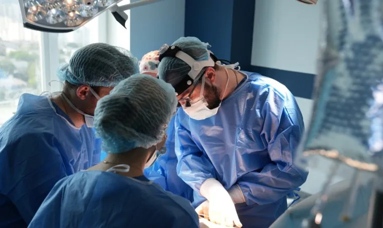 На Львівщині лікарі видалили в пацієнтки кісту яєчника розміром з баскетбольний м’яч