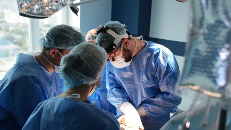 На Львівщині лікарі видалили в пацієнтки кісту яєчника розміром з баскетбольний м’яч