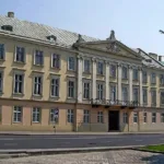 Львівська міська рада оштрафувала обласну раду на 170 тис. грн за пластикові двері