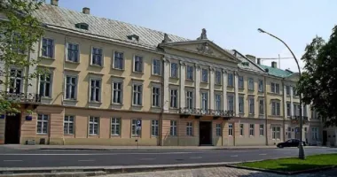 Львівська міська рада оштрафувала обласну раду на 170 тис. грн за пластикові двері