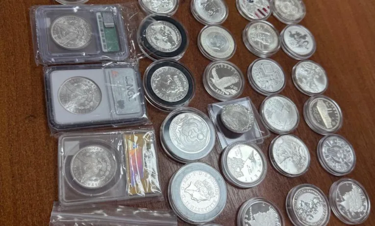 «IN GOD WE TRUST» – львівські митники виявили в поштовому відправленні партію колекційних монет