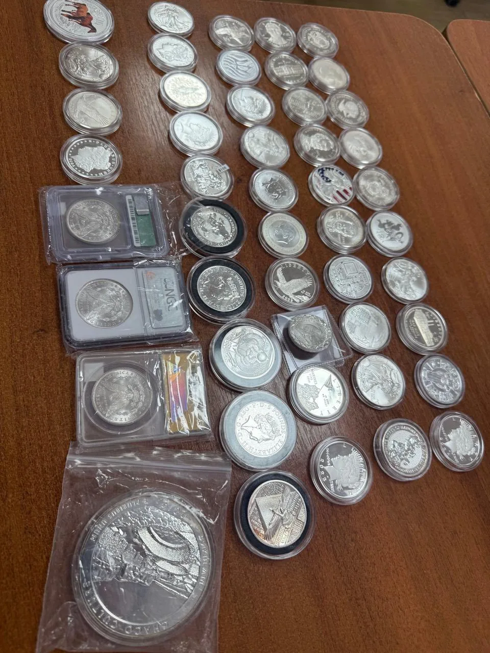 «IN GOD WE TRUST» – львівські митники виявили в поштовому відправленні партію колекційних монет