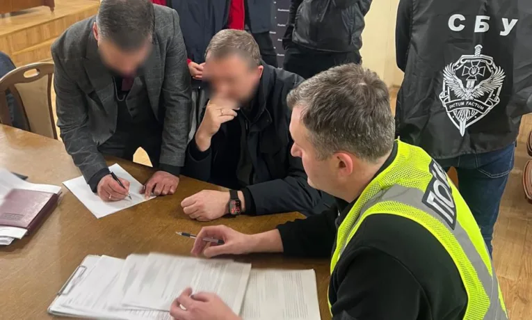 На Львівщині судитимуть працівника митниці за хабарництво та зловживання впливом