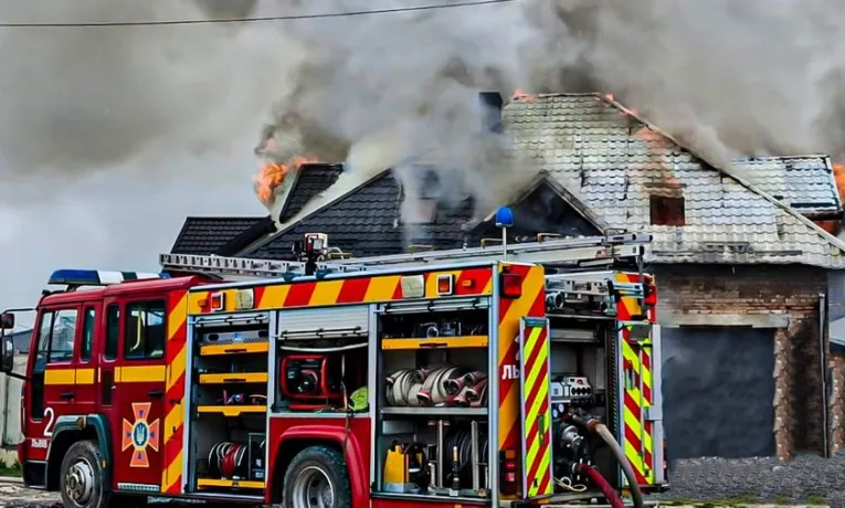 У Лапаївці на Львівщині горів котеджний будинок
