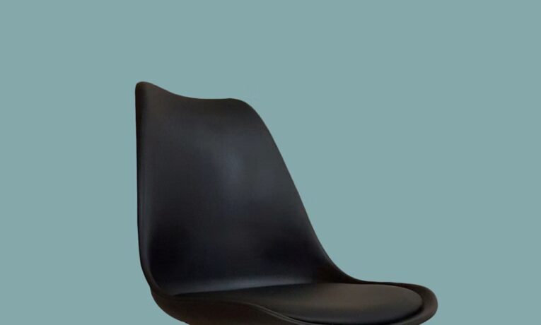 Сучасні м'які стільці сірого кольору навколо дерев'яного обіднього столу в світлій кухні