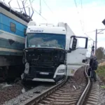 На Львівщині пасажирський поїзд зіткнувся з вантажівкою