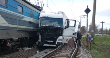 На Львівщині пасажирський поїзд зіткнувся з вантажівкою