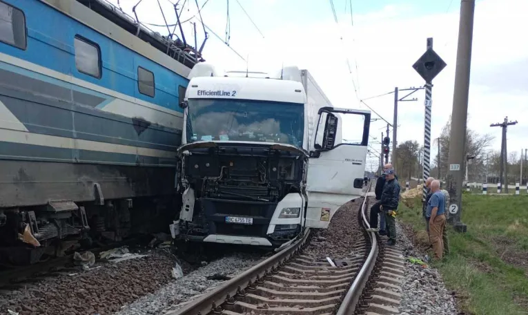 На Львівщині пасажирський поїзд зіткнувся з вантажівкою