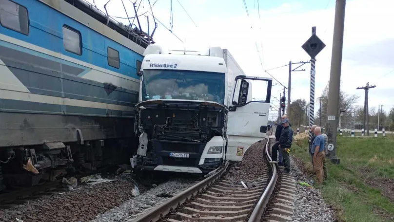 На Львівщині пасажирський поїзд зіткнувся з вантажівкою