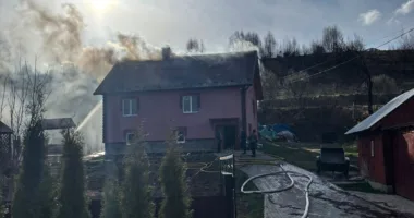 На Львівщині госпіталізували жінку, яка отримала опіки через пожежу в будинку