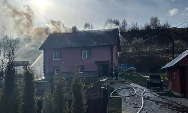 На Львівщині госпіталізували жінку, яка отримала опіки через пожежу в будинку