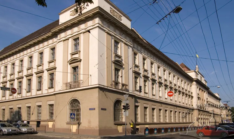 У Львові прокуратура через суд вимагає повернути будівлю Головної пошти у держвласність