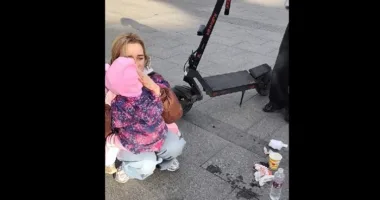 У центрі Львова підліток на електросамокаті збив дворічну дівчинку, її госпіталізували