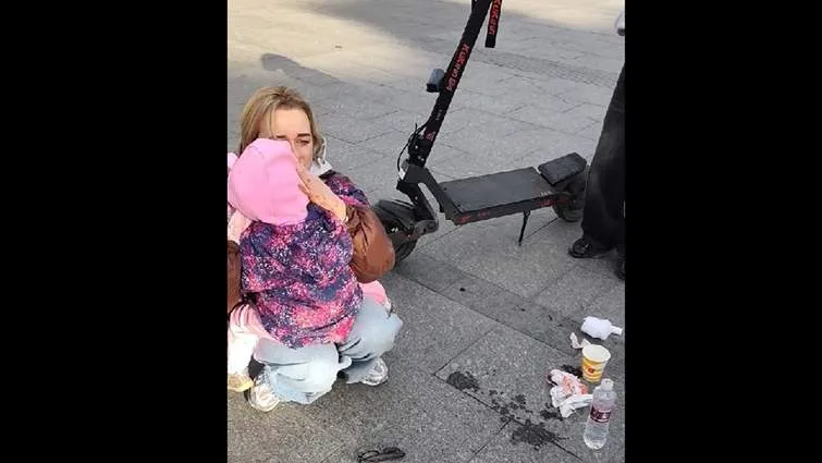 У центрі Львова підліток на електросамокаті збив дворічну дівчинку, її госпіталізували