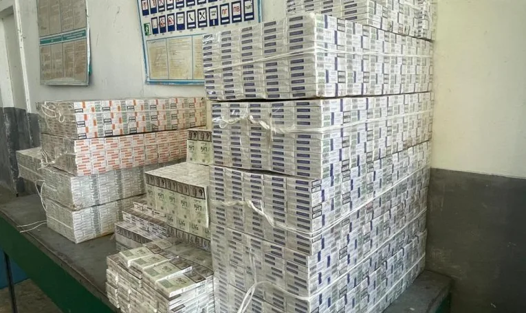 На кордоні з Польщею митники виявили майже 130 тисяч пачок цигарок у схованках мікроавтобуса